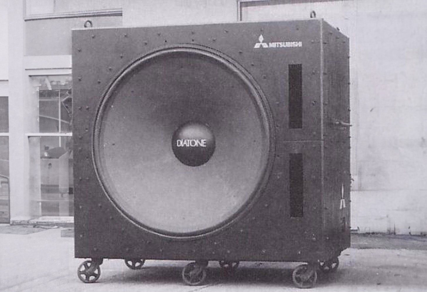 Mitsubishi Diatone D160 e найголемият субуфер в света. Тежи 1,5 тона и е много шумен