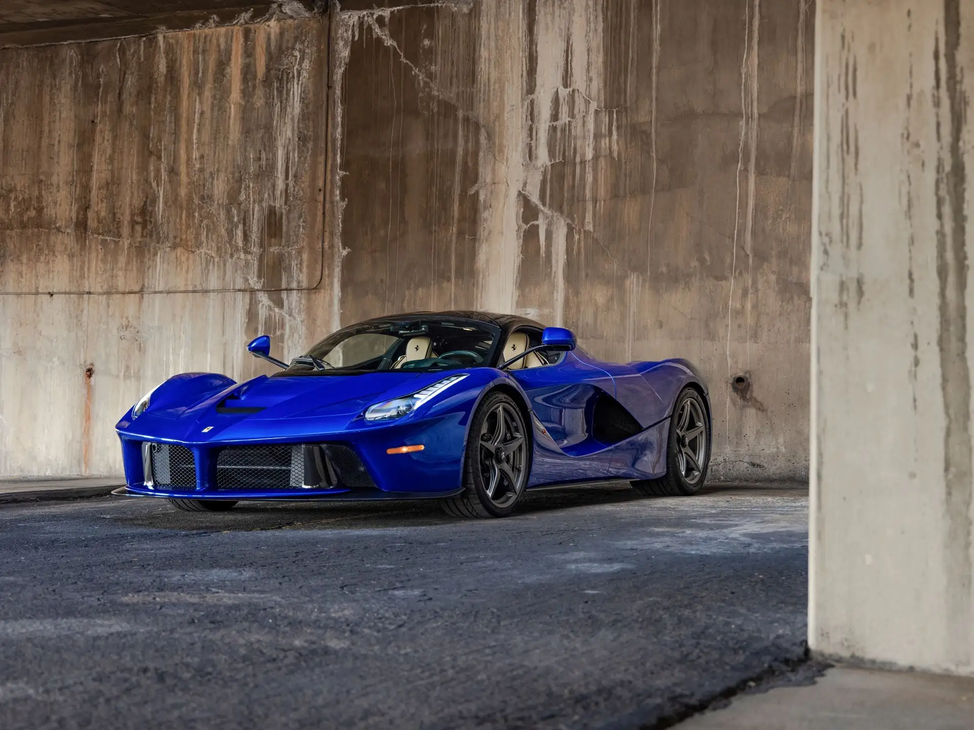 Ferrari LaFerrari в синьо? Това е единственото в Blu Elettrico и се продава