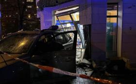Автомобил се вряза в столичен магазин на заден ход, има пострадали
