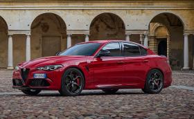 Alfa Romeo представя специално лого, за да отпразнува своя годишнина