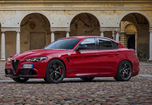 Alfa Romeo представя специално лого, за да отпразнува своя годишнина