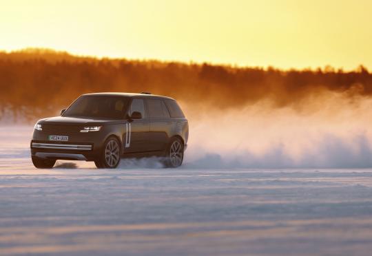 Прототипите на RANGE ROVER ELECTRIC с последни зимни изпитания и развоен цикъл