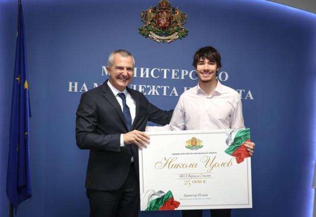 Митко Илиев награди Никола Цолов с 25 хиляди евро