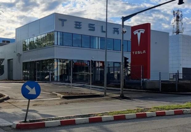 Tesla отваря най-големия си шоурум в Източна Европа