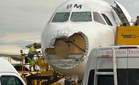 Градушка потроши самoлет на Austrian Airlines