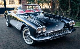 Този 1961 Chevrolet Corvette C1 е космически! Продава се за 150 хил. лв.