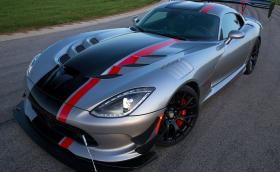 Респект към двамата, които са си купили чисто нови Dodge Viper!