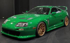 Тази Supra MkIV е много зелена TRD 3000GT с ботокс