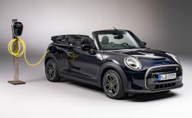 MINI Cooper SE Convertible е първият малък премиум електрически кабриолет в света*