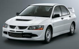 Базовото Mitsubishi Evo 8 беше със стоманени джанти и ръчни прозорци