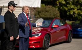 Доналд Тръмп си купи Tesla, за да помогне на закъсалия Мъск
