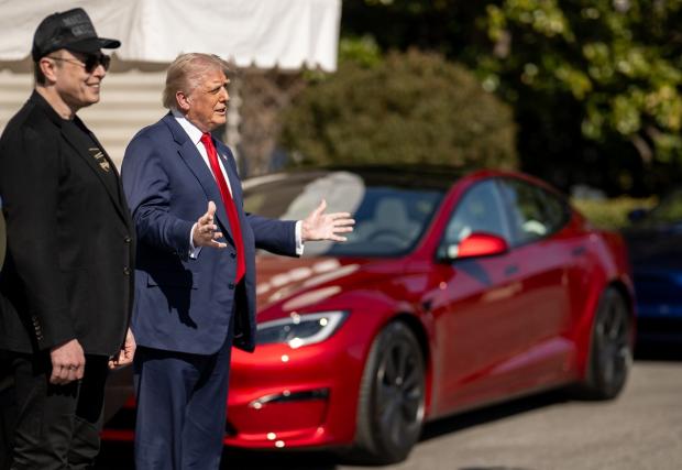 Доналд Тръмп си купи Tesla, за да помогне на закъсалия Мъск