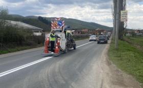 Слагат гумени колчета по пътя край село Български извор