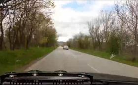 Вижте как необозначена патрулка гони Mercedes със 190 км/ч