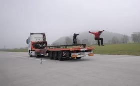 Не правете това вкъщи: Изстреляха човек от камион с 80 км/ч (Видео)