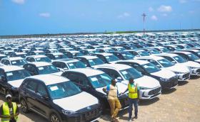 Заради войната в Иран хиляди чисто нови коли се озоваха блокирани на малък остров край Африка
