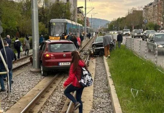 Защо колите в София толкова много искат да са трамваи?