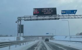 Тази европейска страна въвежда предупрежденията от Waze директно върху електронните си пътни знаци