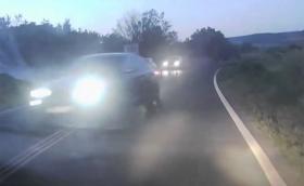 Снимаха шофьор, изпреварващ нагло в участък с колчета! (Видео)