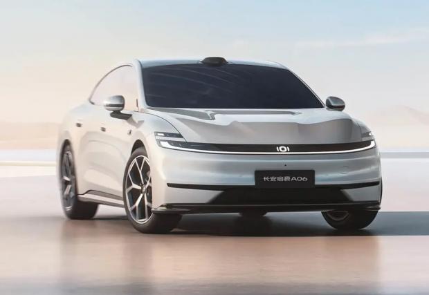 Първият сериен електромобил със солни батерии е вече в производство