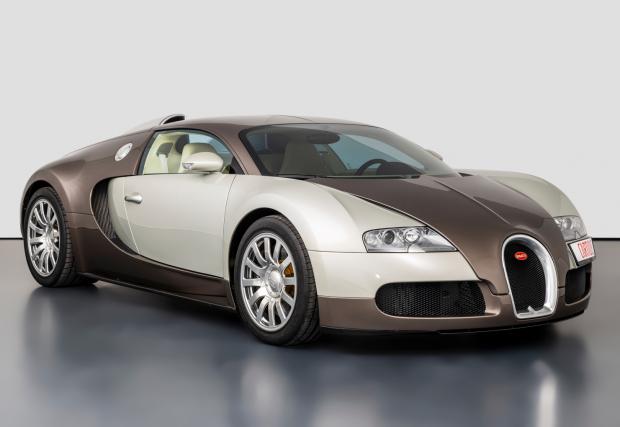 Tова Bugatti Veyron е на само 1700 км и се продава за 1 666 000 евро. Подарък: нови гуми