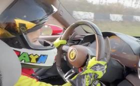 ВИДЕО: 3-годишно момче кара Ferrari SF90 Stradale на пистa