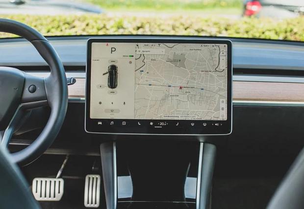 Tesla изключи Premium Connectivity за България?