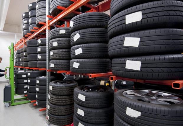 Двама българи се предадоха след неуспешна кражба на стотици гуми в Австрия