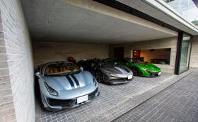 Гараж-мечта в Токио: от зелен McLaren P1 до светлосин Beetle кабрио