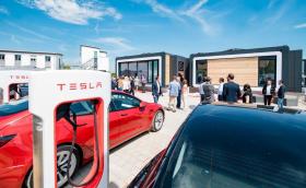 Tesla уволни целия Supercharger отдел, над 20 000 човека съкратени за месец