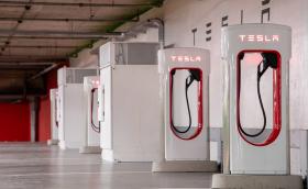 Зареждането на Tesla Supercharger вече не е безплатно в България