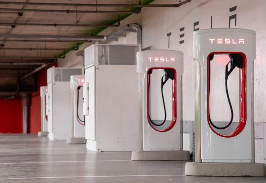 Зареждането на Tesla Supercharger вече не е безплатно в България