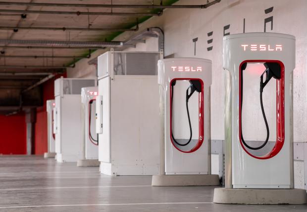 Зареждането на Tesla Supercharger вече не е безплатно в България
