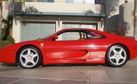 Това Ferrari крие безумен двигател под капак си