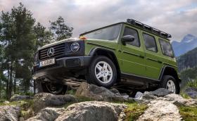 Mercedes избухна със заводска ретро G-класа