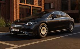 Новият Mercedes EQS изглежда познато, но идва с множество промени