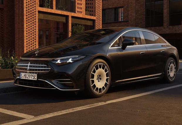 Новият Mercedes EQS изглежда познато, но идва с множество промени