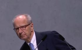 Протестиращи замеряха шефа на Volkswagen с кекс по време на пресконференция