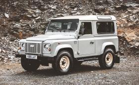 Този класически Defender всъщност е заводски рестомод с модерен 5.0 V8