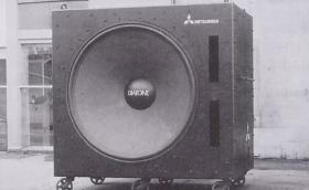 Mitsubishi Diatone D160 e най-големият субуфер в света. Тежи 1,5 тона и е много шумен