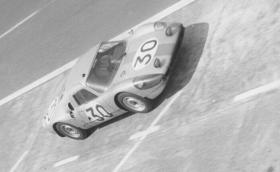 Това Porsche 904 Carrera GTS е с окачване от... Citroen DS