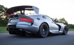 Респект към човека, който си е купил чисто нов Dodge Viper!