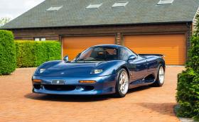 Този брутален 1991 Jaguar XJR-15 е един от само 27 и се продава