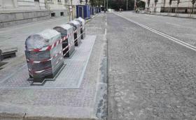 Нов абсурд в София: лента от ремонтирана улица завършва с кофи за боклук