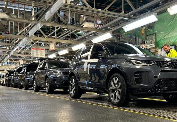 Jaguar Land Rover възстановява производството месец след кибератаката