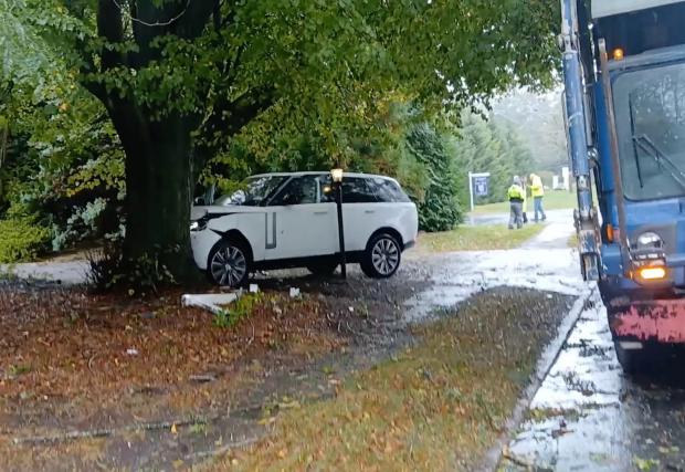 Алек Болдуин катастрофира с Range Rover-а на жена си