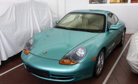 Това е бронирано Porsche 911, което тежи 3 тона и издържа на Magnum 44-ти калибър