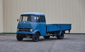 Този 1966 Mercedes-Benz L 406 се продава за… 250 хил. лв.