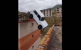 Луд полетя с Lada Niva от покрива на 4-етажна сграда (Видео)