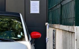 Столична община запорира сметки и автомобили на „Капитолия“ и запечата обекта